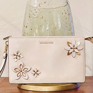 Michael Kors, Daniela Flora Large Clutch / Wristlet White leather ⭐️Like New⭐️